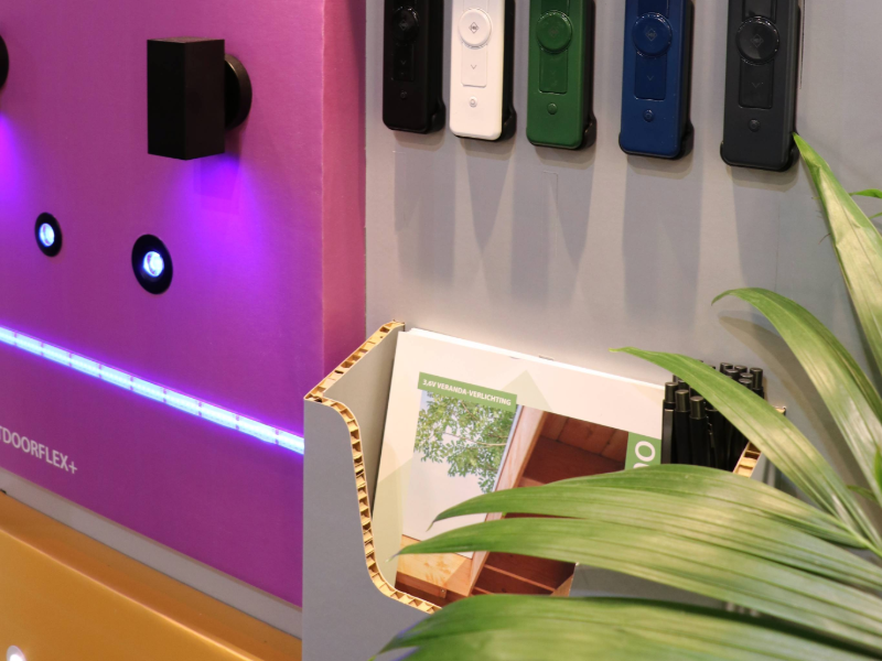 Kartonnen showroomdisplay met folderbak Hamulight - Holbox Shop Direct