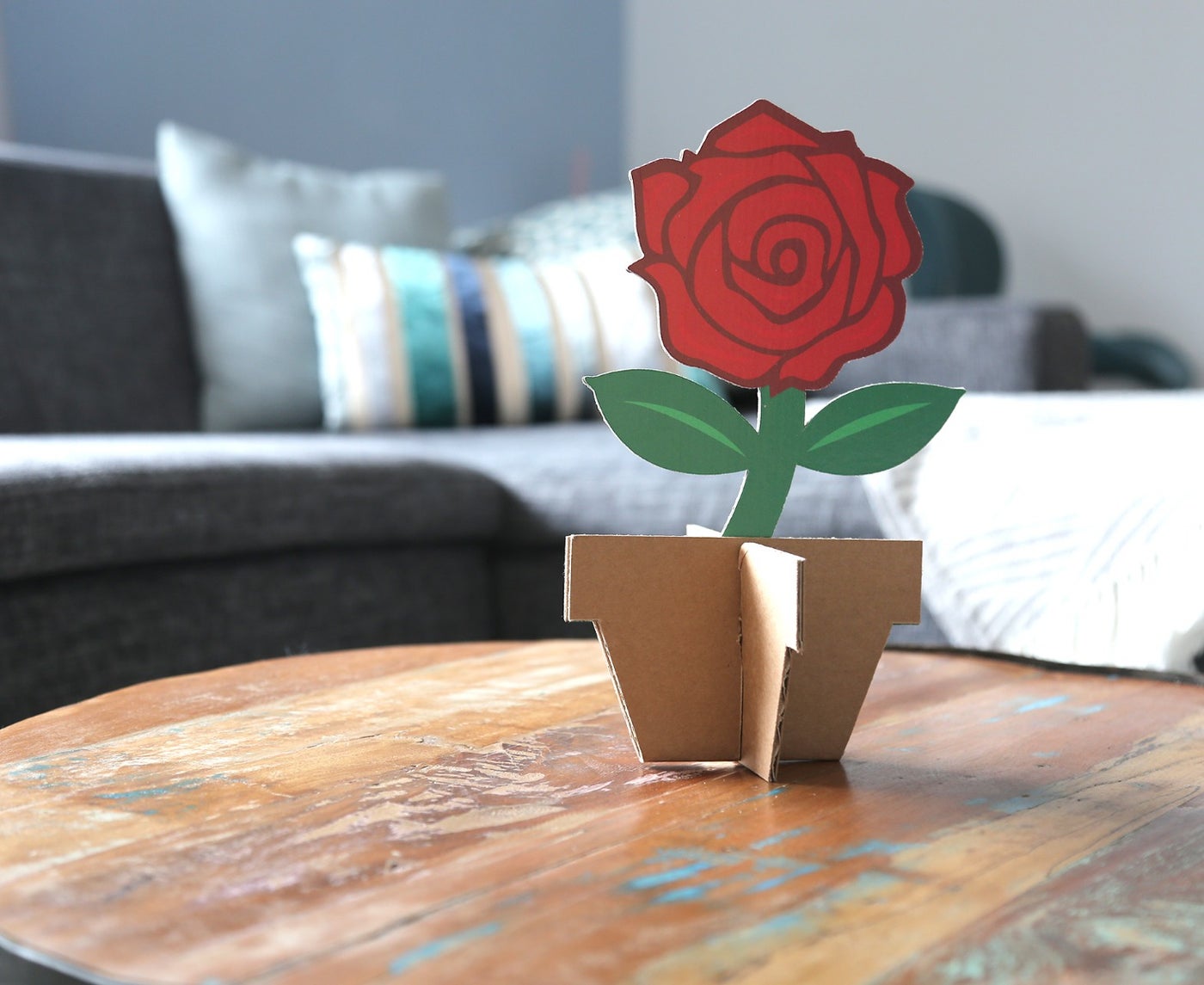 kartonnen roos om op tafel te zetten