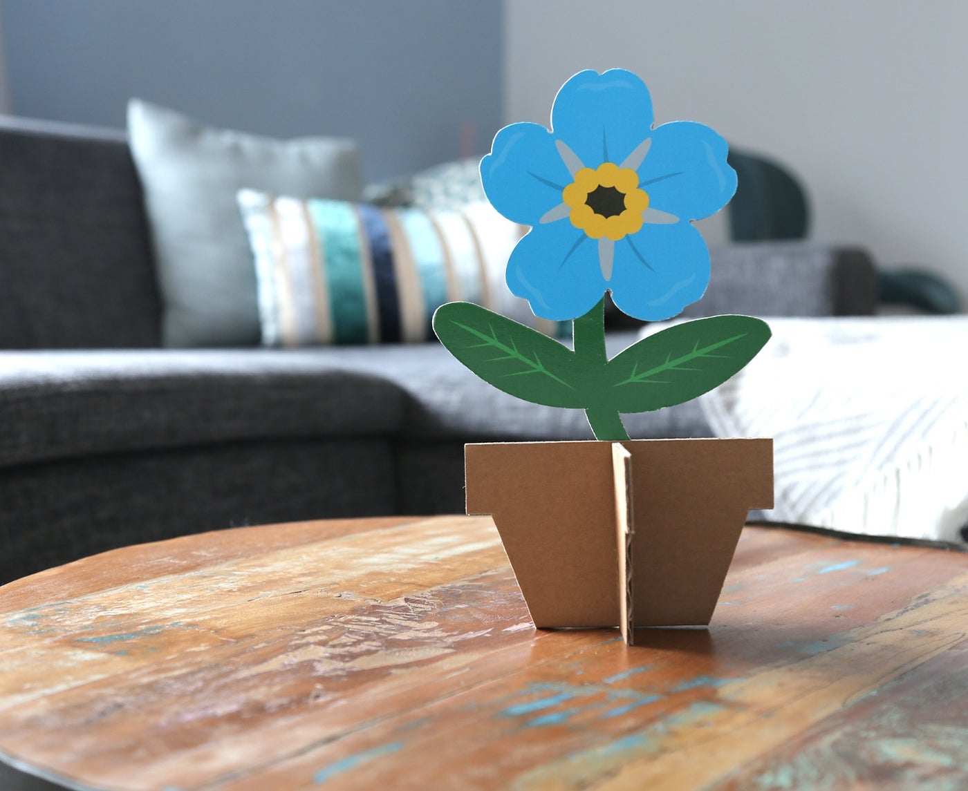 kartonnen vergeet-me-nietje om op tafel te zetten kartonnen vergeet-me-nietje om op tafel te zetten